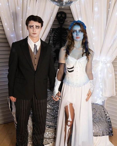 Tim Burton Couple Costumes, Hallowen Costume Ideas For Couples, Creepy Couple Costumes, Witch Couple Costume, Couples Costumes 2023, Halloween Couple Costumes Creative, Horror Couples Costumes, Halloween Costumes Duos, Duos Halloween Costumes