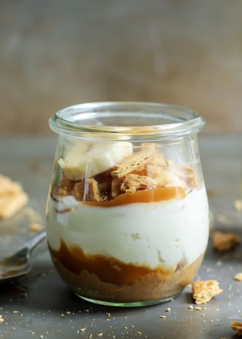 Single Serve No-Bake Banoffee Cheesecake Jars • Fit Mitten Kitchen No Bake Easy Recipes, Bake Easy Recipes, Banoffee Cheesecake, Cheesecake Jars, Fit Mitten Kitchen, Cheesecake In A Jar, Easy Clean Eating Recipes, Single Serve Desserts, Dessert In A Jar