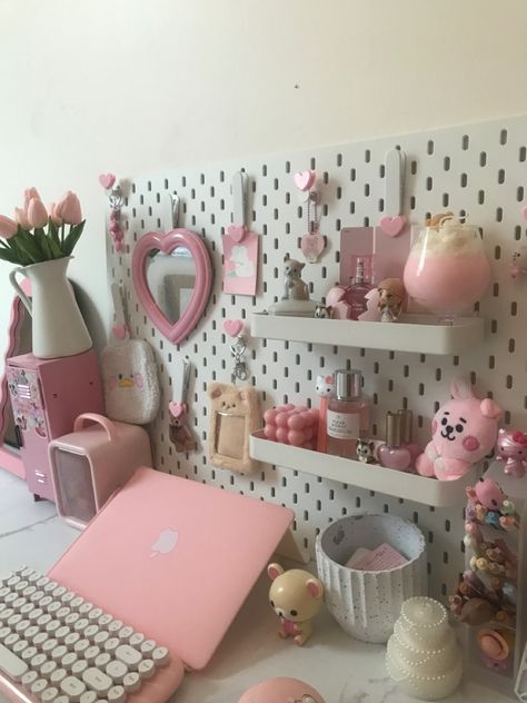 Desk Inspo Pink, Kpop Desk, Ikea Pegboard, Wall Grid, Bangunan Minecraft, White Room Decor, Desk Inspo, Studio Inspiration, Pastel Room