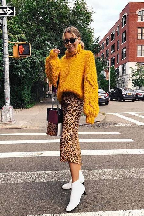 These Are the Best Autumn Jumpers We've Spotted on Instagram | Who What Wear UK Yellow Sweater Outfit, Yellow Jumper, Jumper Outfit, Athleisure Trend, Solid Color Sweater, Big Sweaters, Rock Outfit, Sweater Outfit, Outfit Trends