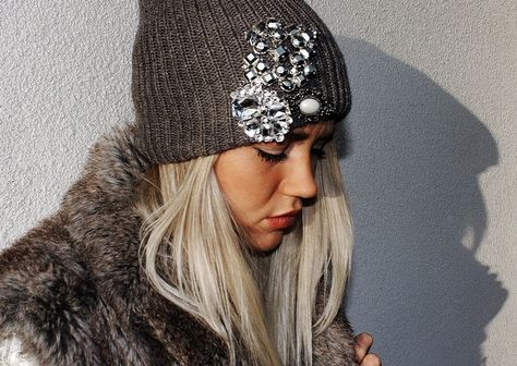 HOW TO WEAR A BROOCH IN DIFFERENT AND MODERN WAYS Embellished Beanie, Beanie Fashion, Hat Brooch, Winter Mode, Bad Hair, Inspiration Mode, Winter Wear, Beanie Hat, Hair Day