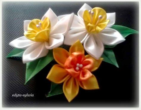 żonkile, narcyz Diy Ribbon Flowers, Diy Friendship Bracelets Patterns, Fabric Flowers Diy, Friendship Bracelets Diy, Ribbon Work, Diy Ribbon, Ribbon Flowers, Ribbon Embroidery, Flowers Diy