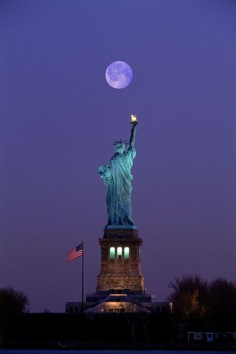 Liberty New York, Fotografi Urban, The Statue Of Liberty, I Love Ny, Lady Liberty, The Full Moon, Beautiful Moon, Foto Art, Favorite City