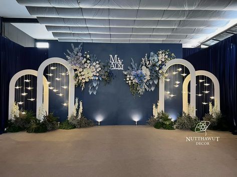 Elegant Stage Design, Blue Wedding Decor Indian, Gala Stage Design, Wedding Backdrop Ideas Reception, Blue Backdrop Ideas, Navy Blue Wedding Backdrop, Wedding Stage Design Backdrop Ideas, Event Stage Design Backdrops, Corporate Event Design Decor