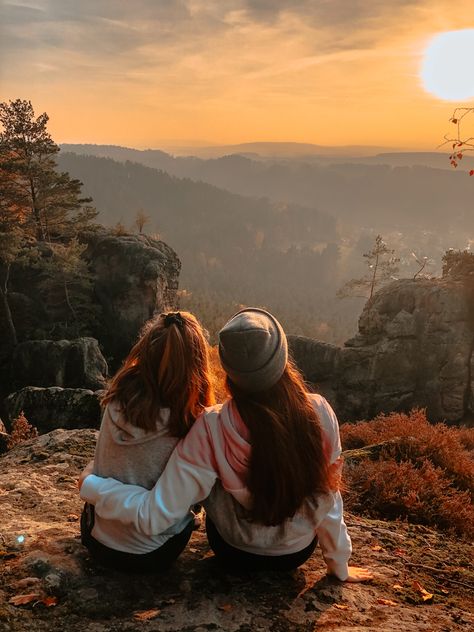 Autumn Aesthetic With Friends, Cute Fall Pics With Bestie, Fall Yoga Aesthetic, Fall Friends Pictures, Fall Pictures For Best Friends, Pictures Of Friends Together, Bff Fall Photoshoot, College Pictures Aesthetic, Fall Sister Photoshoot