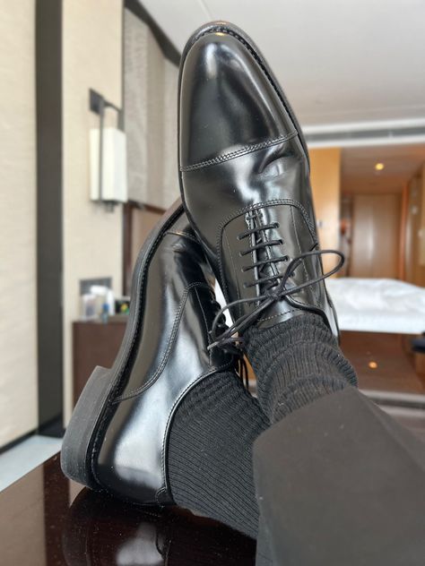 Terno Aesthetic, Formal Shoes For Men Classy, Black Formal Shoes, Black Leather Dress Shoes, Black Oxford Shoes, Cross Legged, Gentleman Shoes, Black Men Street Fashion, Stylish Socks