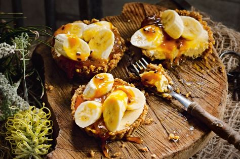 Banana and passionfruit tarts with passionfruit caramel -We’ve taken Aussie Anzac bikkies and turned them into delicious tarts. Passionfruit Caramel, Banana Passionfruit, Passionfruit Tart, Australian Recipes, Passionfruit Recipes, Savoury Pies, Vanilla Bean Paste, Aussie Food, Anzac Biscuits