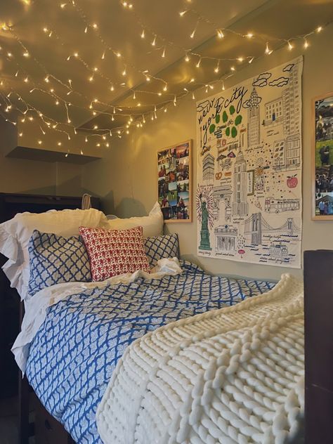 Multicolor Dorm Room, Dorm Ideas Cozy, Dorm Theme Ideas, Beach Dorm Room Ideas, Colorful Dorm Room Ideas, Dorm Carpet, Dorm Lighting, Dorm Room Colors, Dream Dorm Room