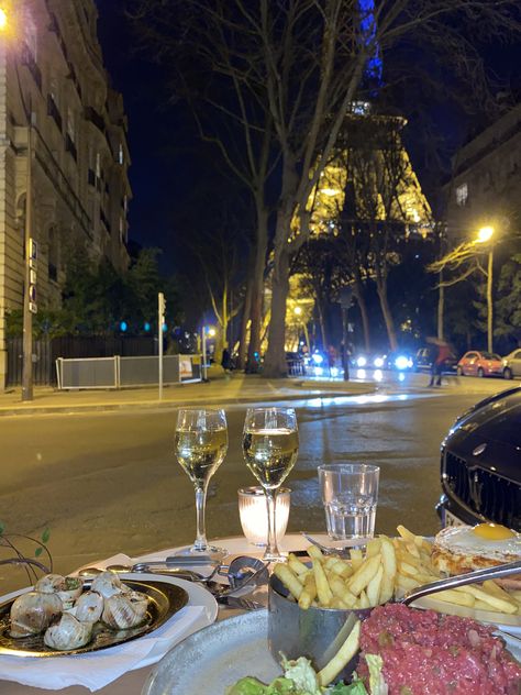 Eiffel Tower Date Night, Paris Dinner Aesthetic, Eiffel Tower Restaurant, French Dinner Parties, Paris Dinner, French Dinner, French Party, Dinner In Paris, Eiffel Tower In Paris