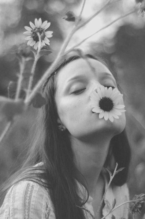 Daisy Estilo Hippie, Hippie Life, 인물 사진, Foto Instagram, Flower Field, Flower Child, Black & White, Black And White Photography, A Flower