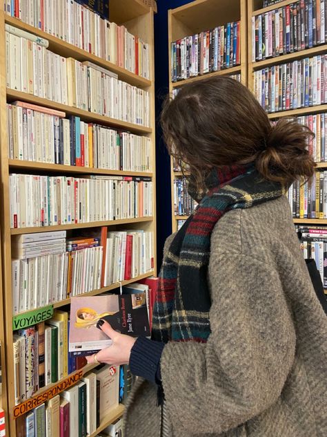 Reading Winter Aesthetic, Winter Book Aesthetic, Winter Study Aesthetic, Book Girl Aesthetic Outfit, Winter Reading Aesthetic, Library Girl Aesthetic, Reading Girl Aesthetic, Vincent Aesthetic, Cozy Book Aesthetic