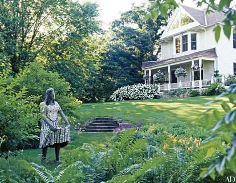 Jessica Lange's Stillwater Home Blue Flowering Plants, White Clematis, Stillwater Minnesota, Sam Shepard, Yard Diy, Classic Homes, Buddha Garden, Minnesota Home, Interiors Inspiration