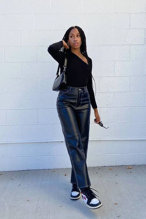 Trendy Winter Fits, Patent Leather Pants, Simple Winter Outfits, Perfect Winter Outfit, Leather Pants Outfit, Trendy Winter, Black Leather Pants, Trending Boots, Winter Fits