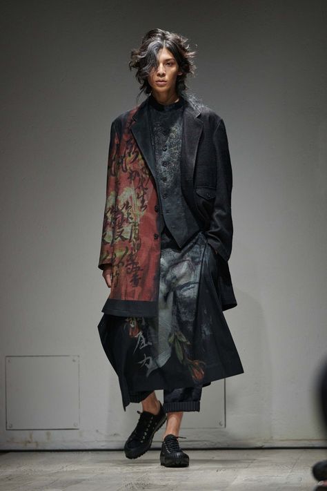 Samurai Fashion, Yohji Yamamoto Menswear, 2023 Menswear Fashion Show, Japanese Mens Fashion, Japanese Fashion Designers, Menswear Fashion Show, Japanese Streetwear, Spring Summer 2023, Miuccia Prada