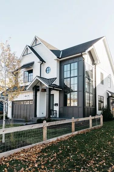 White And Black House Exterior, Black And White House Exterior, Powell Lake, Farmhouse Exterior Paint Colors, Farmhouse Exterior Colors, Farmhouse Color Scheme, Black Modern Farmhouse, White Exterior Houses, Craftsman Exterior