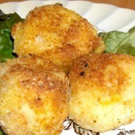 An easy way to use up leftover mashed potato's...yum! Chicken and potato croquettes. Recipe Mashed Potatoes, Recipes Using Cooked Chicken, Potato Croquette Recipe, Chicken Croquettes Recipe, Mashed Potato Patties, Grilled Dinner Recipes, Chicken Croquettes, Croquettes Recipe, Potato Chicken