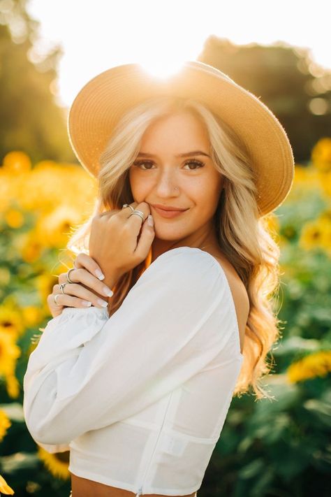 Female Portrait Poses, Senior Photoshoot Poses, Summer Senior Pictures, Senior Portraits Girl, Sunflower Photography, Senior Photography Poses, Senior Portrait Poses, Senior Photo Outfits, Senior Photo Poses