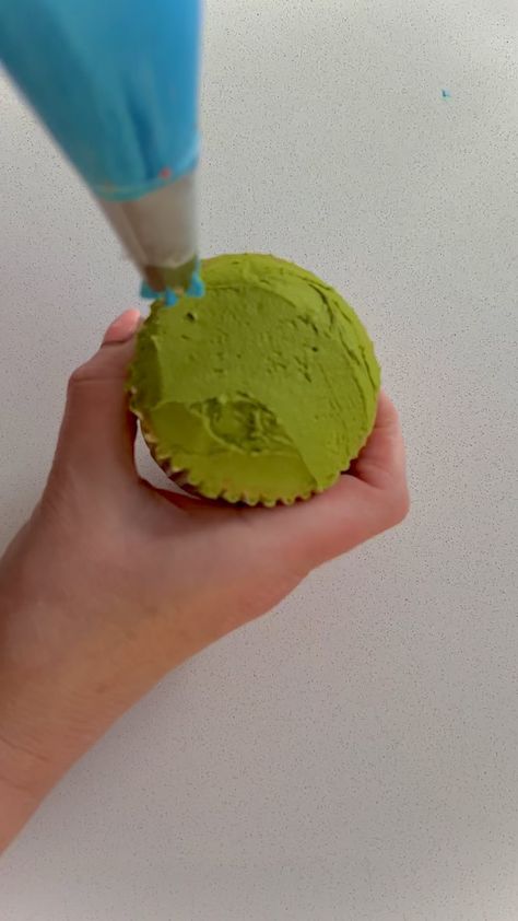 Hi im Nikki | Forget me nots ! Easy peasy Wilton 2D nozzle, just give it a twist and add the finer details to get these cute forget me nots.. ta da!… | Instagram Wilton 2d, Piping Flowers, Buttercream Cupcakes, Cupcake Art, Cupcake Bouquet, Flower Cup, Flower Cupcakes, Buttercream Flowers, Pink Cupcakes