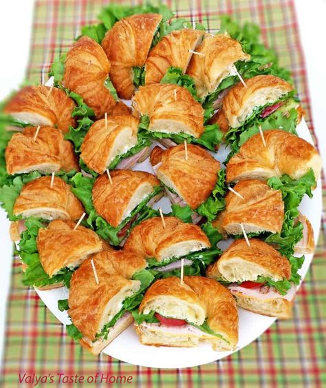 Turkey Croissant Sandwich, Croissant Sandwiches, New Years Appetizers, Croissant Sandwich, Party Sandwiches, Party Finger Foods, Tea Sandwiches, Shower Food, Snacks Für Party