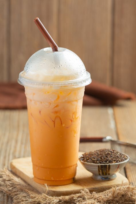 Free Photo | Traditional iced milk tea and red tea powder. Es Matcha, Boba Picture, Thai Green Tea, Ice Green Tea, Iced Milk Tea, Green Tea With Milk, Iced Milk, Coffee Pic, Thai Milk Tea