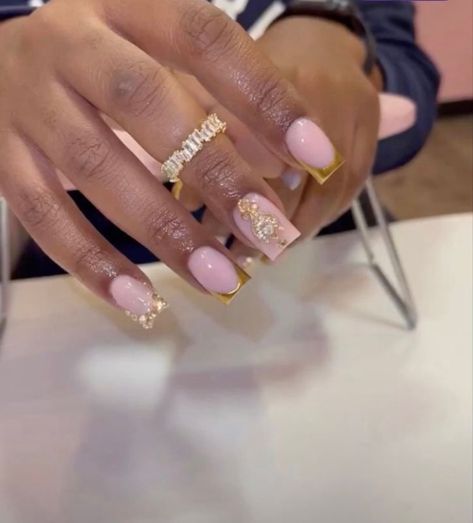 Short Golden Nails, Birthday Nails Pink And Gold, Green And Gold Nail Designs Short, Pink And Gold Birthday Nails, Short Square Acrylic Nails Gold, Baby Pink And Gold Nails, Birthday Nails Gold, Gold Birthday Nails, Gold Nails Prom