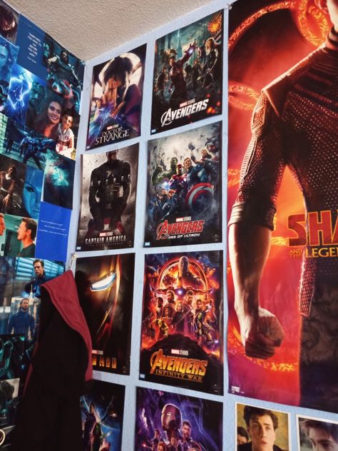 Marvel Poster Wall Bedroom, Geek Room Aesthetic, Marvel Decorations Room, Nerdy Room Aesthetic, Marvel Girl Aesthetic, Room Ideas Marvel, Nerd Bedroom Aesthetic, Marvel Fan Aesthetic, Marvel Room Aesthetic