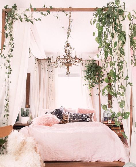 18 Cozy And Beautiful Beds You'll Want To Crawl Into Right Now Bohemian Apartment, Boho Apartments, Small Apartment Bedrooms, Dekorasi Kamar Tidur, Small Bedroom Decor, Bohemian Bedroom Decor, Romantic Bedroom, Boho Bedroom Decor, Bohemian Bedroom