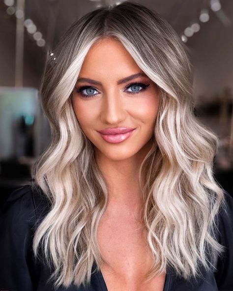 Sandy Blonde with Silver Face Framing Fall Blonde Hair, Icy Blonde Hair, Silver Blonde Hair, Kadeřnické Trendy, Money Piece, Silver Hair Color, Silver Blonde, Blonde Hair Inspiration, Blonde Hair Looks