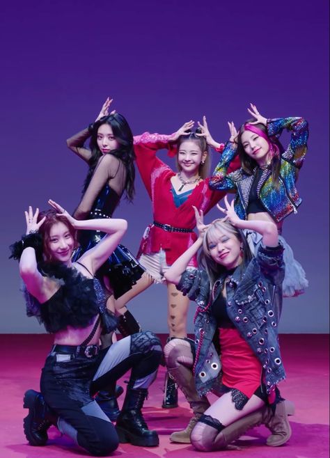 Itzy loco wallpaper for you Itzy Concert, Itzy Loco, Kpop Core, Kpop Concert Outfit, Concert Outfits, Concert Fits, Group Photo, Korean Music, Group Photos