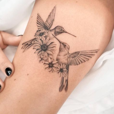 Micro-realistic style hummingbirds and daisies tattooed Posterior Forearm Tattoo, Colombia Tattoo Ideas, Hummingbird Flower Tattoos, Small Hummingbird Tattoo, Motherhood Tattoos, Tasteful Tattoos, Geniale Tattoos, Shoulder Tattoos, Shoulder Tattoos For Women