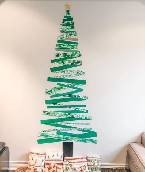 10+ Last Minute Christmas Trees You can Make in a Jiffy Alternative Christmas Tree Diy, Alternative Christmas Tree Ideas, Christmas Tree Alternatives, Easy Christmas Tree Decorations, Ladder Christmas Tree, Pallet Wood Christmas Tree, Cardboard Christmas Tree, Potted Christmas Trees, Wall Christmas Tree