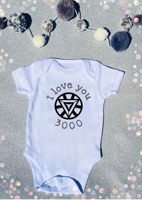 Marvel Baby Announcement, Marvel Baby Clothes, Iron Man Girl, Disney Baby Onesies, Marvel Baby Shower, Nerdy Baby Clothes, Funny Baby Gifts, Nerdy Baby, Fun Baby Announcement