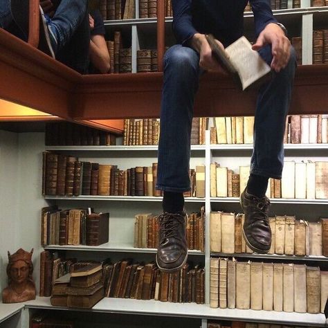 Boarding School Aesthetic, Chaotic Academia, Ross Geller, Dead Poets Society, Dark Academia Aesthetic, The Secret History, Boarding School, Academia Aesthetic, The Marauders