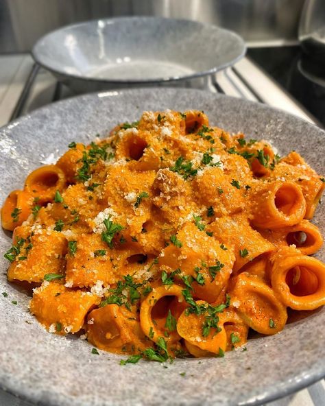 Vodka Pasta Aesthetic, Carbone Pasta, Pasta Vodka Sauce, Creamy Vodka Pasta, Pasta Vodka, Vodka Pasta Sauce, Spicy Vodka Pasta, Shots Vodka, Pasta Spicy