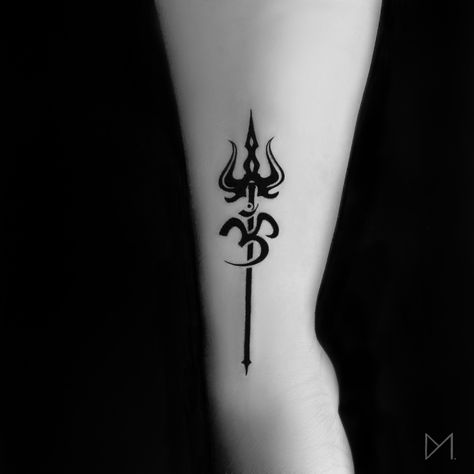 Trishul/trident + Om tattoo Hindu Trident Tattoo, Trident And Snake Tattoo, Om And Trishul Tattoo, Unalome Om Tattoo, Shiva Trident Tattoo, Shiv Trishul Tattoo, Trisula Tattoo Design, Durga Tattoo, Dragon Tattoo Simple