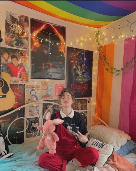 pretty handsome cute room aesthetic plushies love pride lesbian lgbtq posters overalls curly hair short hair Enid Bedroom, Lesbian Room, Gay Bedroom, Cute Room Aesthetic, Aesthetic Plushies, Gay Room, Cute Room, Cute Bedroom Ideas, Pinterest Room Decor