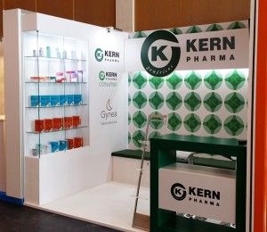 Un stand corporativo de diseño minimalista ha protagonizado la participación de Kern Pharma en el 20 Congreso Nacional Farmacéutico en Castellón, del 19 al 21 de octubre de 2016. Pharma Exhibition Stall Design, Branding