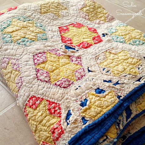 Quilt Display, Wet Felting Projects, Diy Xmas Gifts, Quilting Frames, Heirloom Quilt, Thrift Store Crafts, Country Quilts, Old Quilts, Vintage Windows