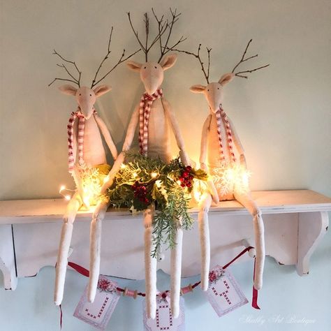 A Christmas night tour in the craft room at Shabby Art Boutique - Tilda reindeers Tilda Reindeer Pattern, Christmas Tilda Dolls, Reindeer Patterns To Sew, Tilda Christmas, Natal Natural, Merry Christmas My Friend, Maileg Christmas, Shabby Art Boutique, Christmas Primitive Crafts