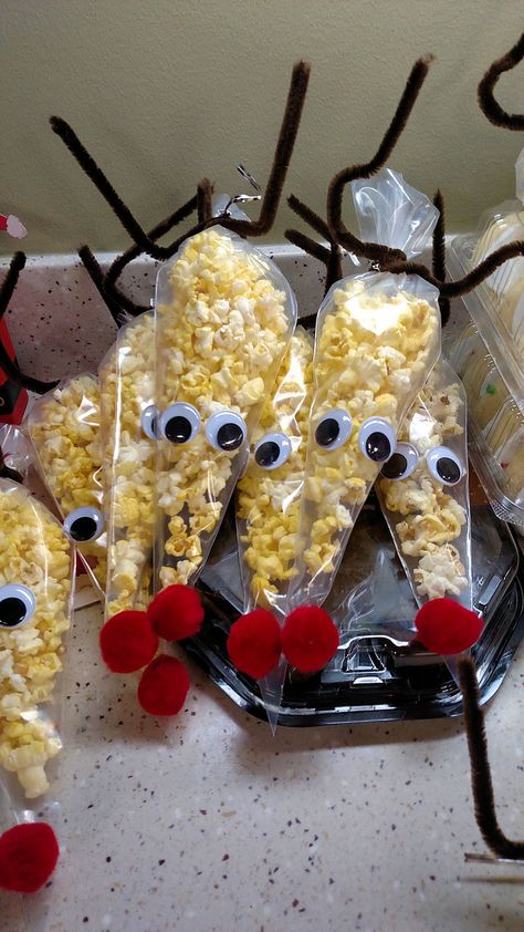 Christmas Class Treats, Kindergarten Christmas Party, Joulun Aika, Christmas Party Snacks, Classroom Christmas Party, Christmas Food Crafts, Christmas Popcorn, Reindeer Noses, School Christmas Party