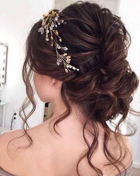 Pretty messy bun with hair ornament for wedding. See more on wedmegood.com  #wedmegood #indianwedding #indianbride #bridalbun #hair #hairstyles #floral #floralhairstyle #bridalhairstyle #bridalhair #hairstyleideas #hairstyles2018 #hairornaments #ornament #messybun #messyupdo #messybuns #messyupdo Long Hair Vine, Pearl Hair Pin Wedding, Pearl Hair Piece, Bridal Hair Pins Pearl, Pearl Hair Vine, Wedding Hair Vine, Bridal Hair Headpiece, Quince Hairstyles, Wedding Hair Inspiration