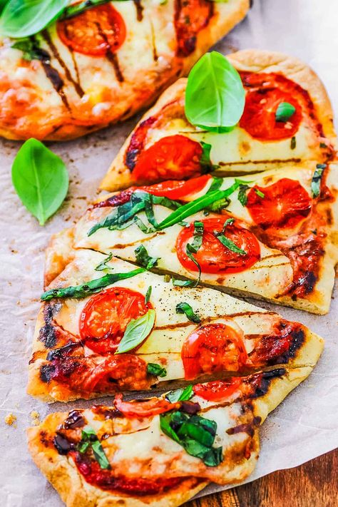 Margherita Flatbread Margherita Flatbread Pizza, Margherita Flatbread, Margherita Pizza Recipe, Italian Lasagna, Margarita Pizza, Easy Margarita, Flatbread Recipe, Cheese Tomato, Classic Pizza