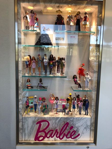 Doll House Display Ideas, Dolls Display Ideas, Barbie Display Ideas Shelves, Barbie Collection Display Ideas, Barbie Doll Collection Display, Barbie Collection Display, Barbie Display Ideas, Barbie Airbnb, Barbie Bedroom Ideas