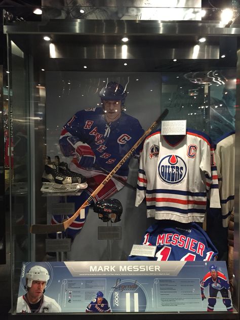 Mark Messier!!!!! Great display in the Hockey Hall of Fame in #Toronto Mark Messier, Hockey Hall Of Fame, Hockey Players, Hall Of Fame, Captain America, Nhl, Hockey, Toronto, Road Trip