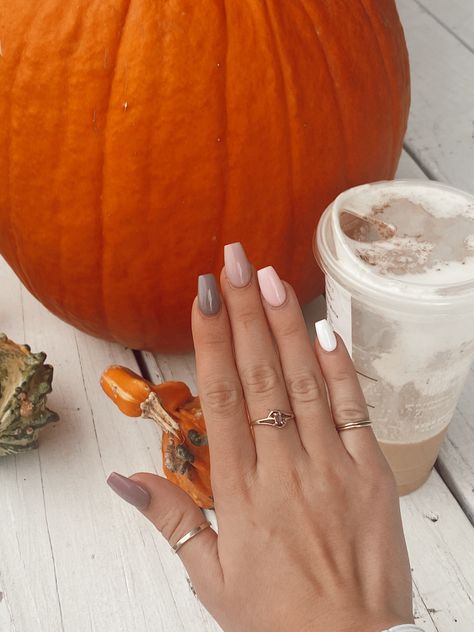 Nail Ideas October Simple, Neutral Back To School Nails, Fall Nails Design On One Nail, Summer Fall Nails 2023, Nails Inspo Fall 2023, Coffin Acrylic Fall Nails, Gel Nails Ideas For September, Simple Nail Coffin, Mail Ideas Short Fall