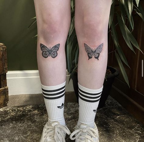 Under Knee Tattoos Women, Over The Knee Tattoo, Knee Tattoo Ideas, The Knee Tattoo, Tattoo Pierna, Simple Tattoos For Women, Rune Tattoo, Daisy Tattoo, Black Color Hairstyles