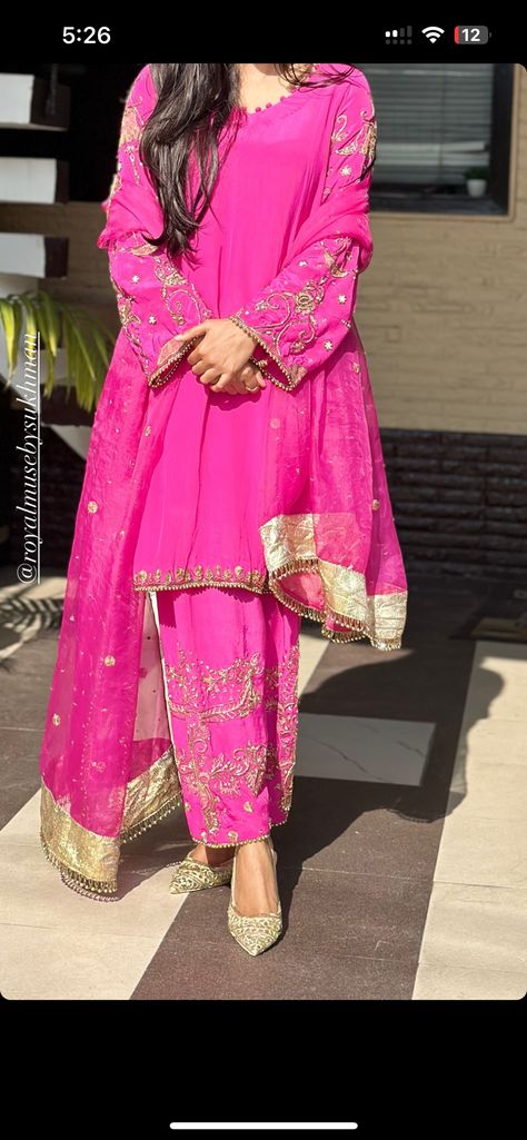 Heavy Suit Designs Indian Style, Plain Sharara Suit Designs, Punjabi Wedding Guest Outfit, Suit Stiching Ideas Indian, Modern Punjabi Outfits, Suit Designs Indian Style, Sarara Dress, Heavy Suits, Bridal Suits Punjabi