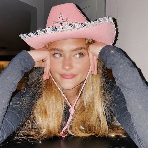 Cowgirl Halloween Costumes, Traje Cowgirl, Cowgirl Halloween Costume, Lizzy Greene, Cowgirl Halloween, Pink Cowboy Hat, Pink Cowboy, Diy Kostüm, 얼굴 그리기