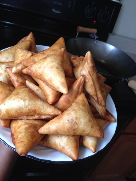 Kenyan beef samosas! Very delicious!😍😘 #+254cooking African Samosa Recipe, Kenyan Samosa Recipe, Sambusa Recipe Samosas, Kenyan Beef Samosa Recipe, Mandazi Recipe, Meat Samosa, Beef Samosa, Kenyan Food, Naan Recipe