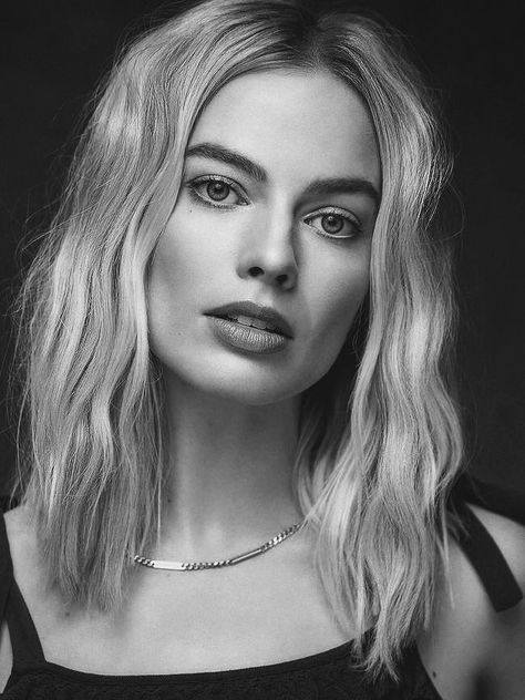 Margot Robbie Photoshoot, Famous Portraits, Drawing People Faces, Celebrity Photography, Portraiture Drawing, Celebrity Faces, Portrait Photoshoot, Face Photography, Portrait Sketches